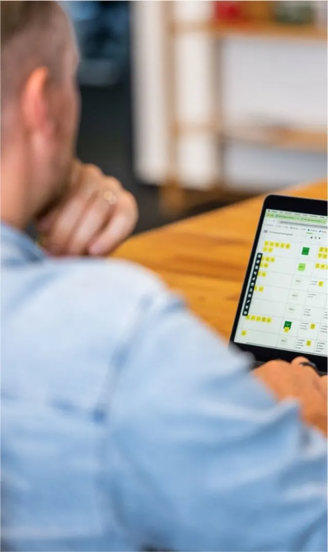 Konzentriertes Arbeiten am Laptop im Particulate-Büro